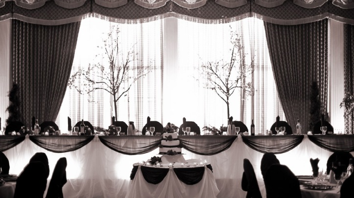 Banquet-Hall-Wedding-Black-White-Red-Head-Table-Decor
